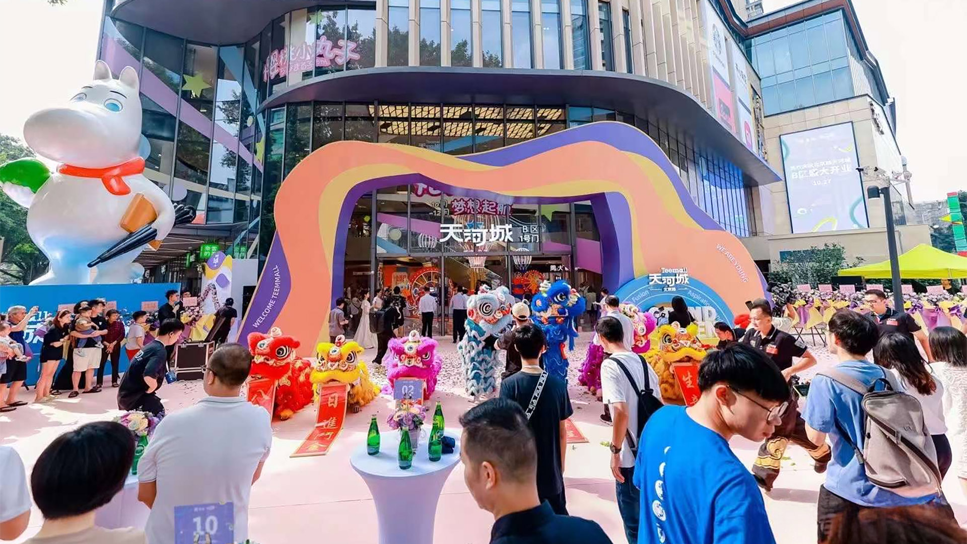 解锁商圈流量密码：卡恩展览的商业美陈设计案例